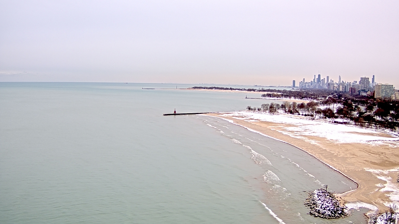 Thumbnail for current weather camera view from Edgewater Beach in Chicago, Illinois
