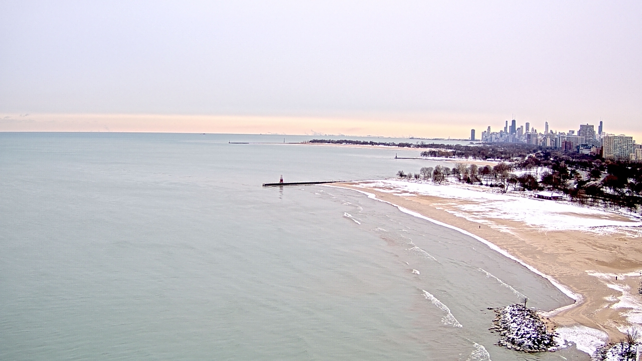 Thumbnail for current weather camera view from Edgewater Beach in Chicago, Illinois