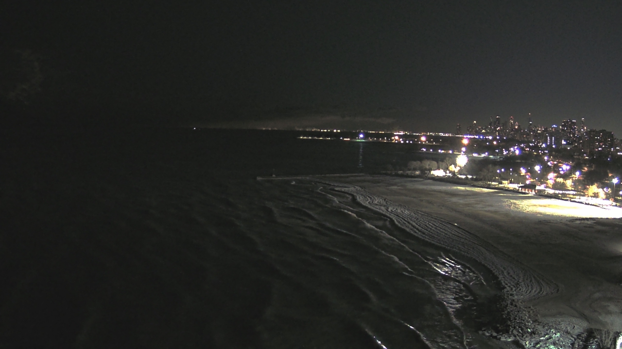 Thumbnail for current weather camera view from Edgewater Beach in Chicago, Illinois