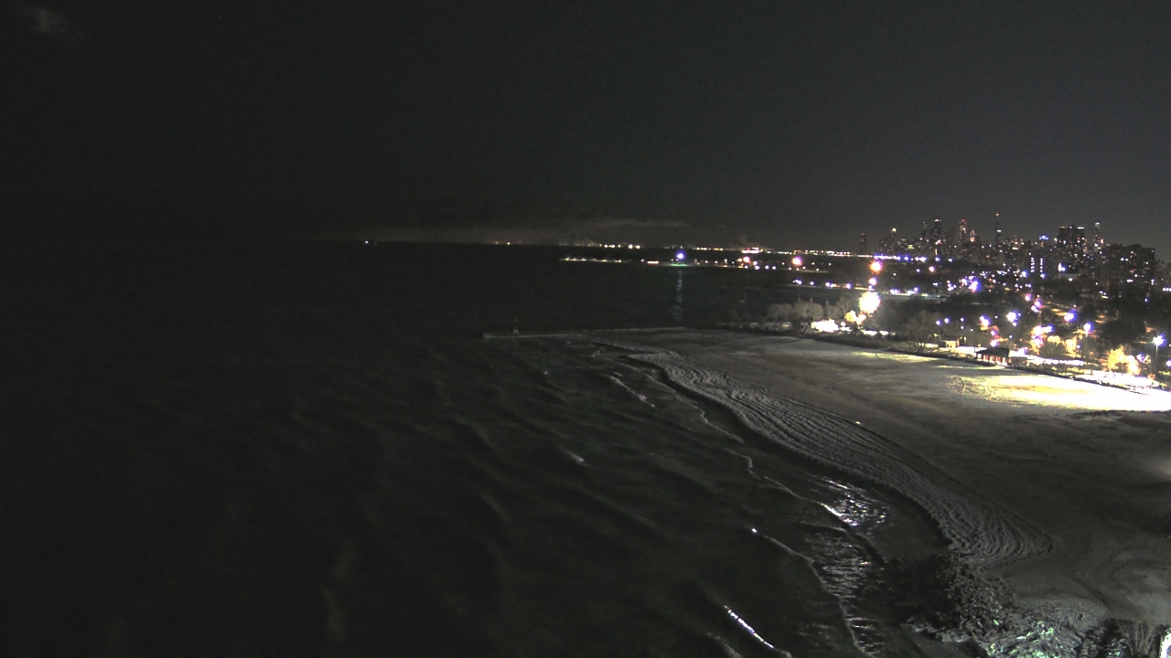 Thumbnail for current weather camera view from Edgewater Beach in Chicago, Illinois