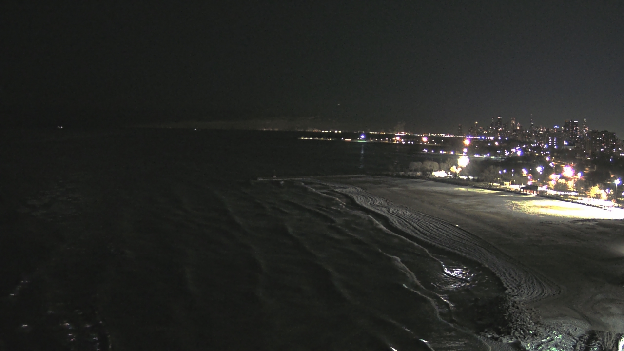 Thumbnail for current weather camera view from Edgewater Beach in Chicago, Illinois