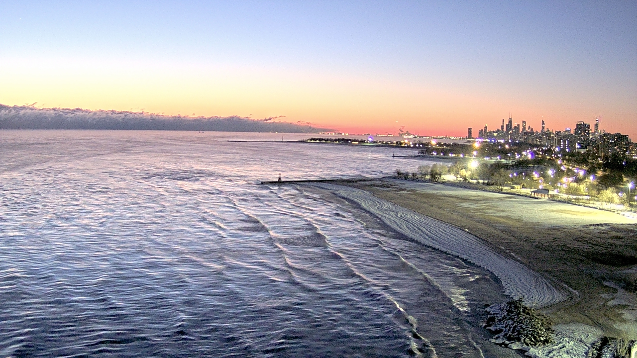 Thumbnail for current weather camera view from Edgewater Beach in Chicago, Illinois