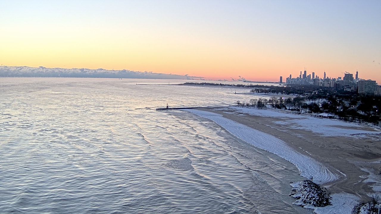Thumbnail for current weather camera view from Edgewater Beach in Chicago, Illinois
