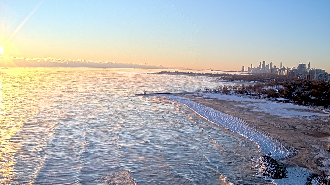 Thumbnail for current weather camera view from Edgewater Beach in Chicago, Illinois