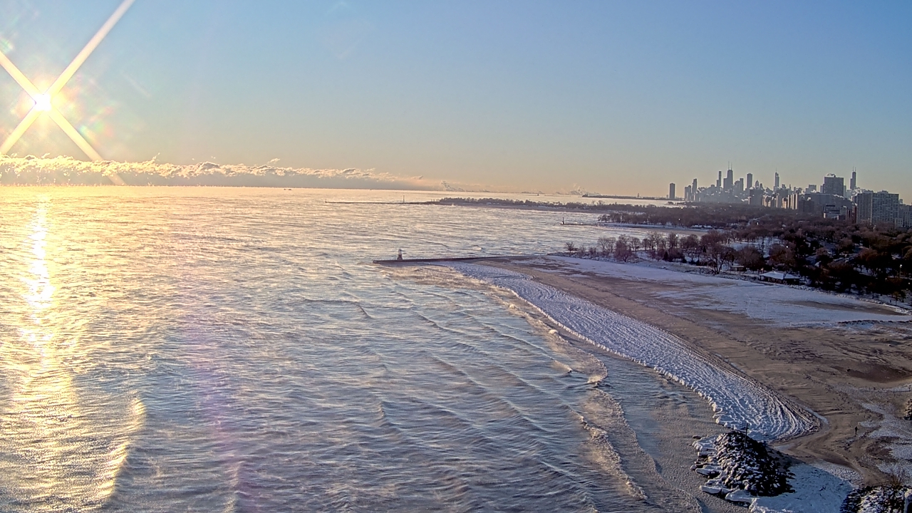Thumbnail for current weather camera view from Edgewater Beach in Chicago, Illinois