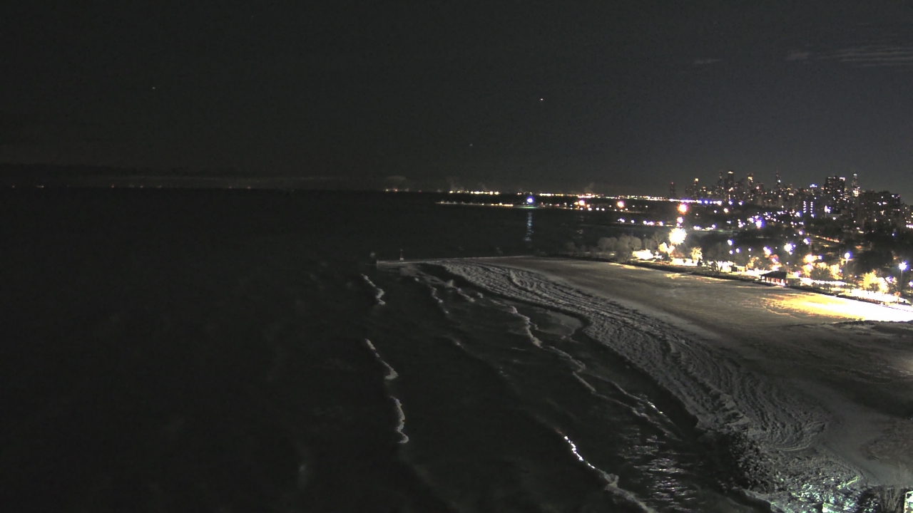 Thumbnail for current weather camera view from Edgewater Beach in Chicago, Illinois