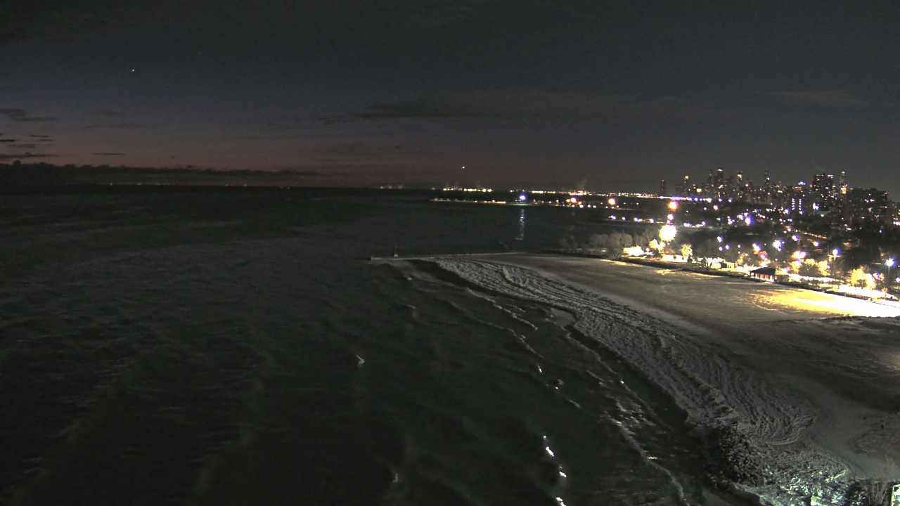 Thumbnail for current weather camera view from Edgewater Beach in Chicago, Illinois