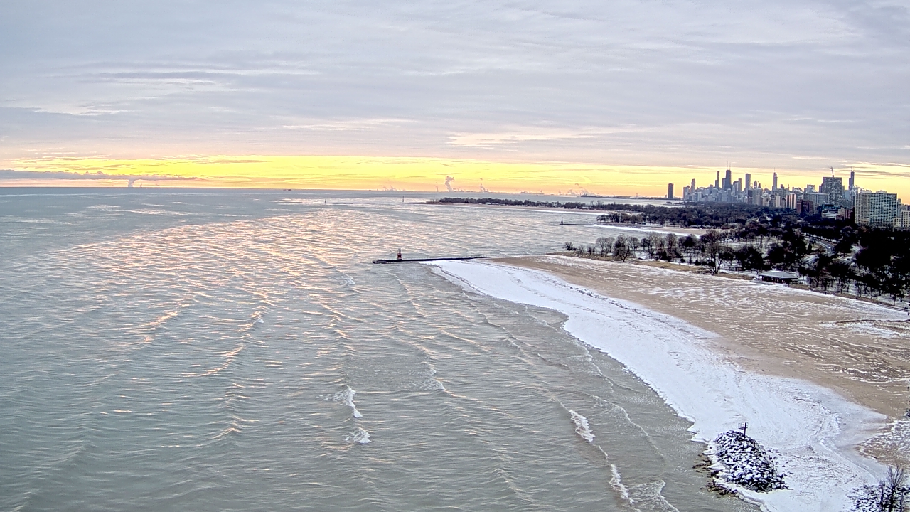 Thumbnail for current weather camera view from Edgewater Beach in Chicago, Illinois