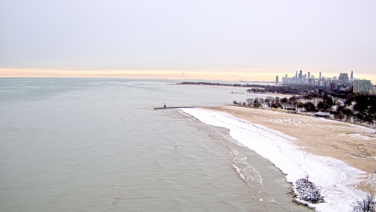 Thumbnail for current weather camera view from Edgewater Beach in Chicago, Illinois