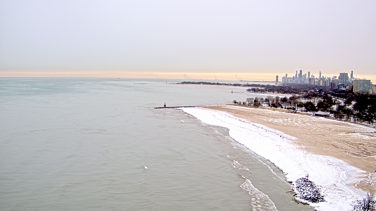 Thumbnail for current weather camera view from Edgewater Beach in Chicago, Illinois