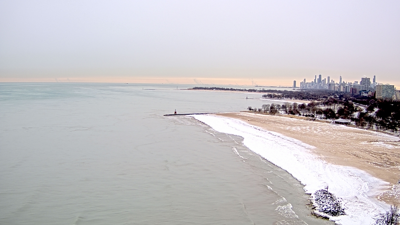 Thumbnail for current weather camera view from Edgewater Beach in Chicago, Illinois