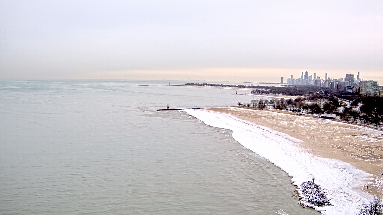 Thumbnail for current weather camera view from Edgewater Beach in Chicago, Illinois