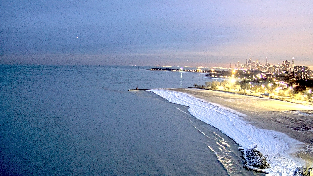 Thumbnail for current weather camera view from Edgewater Beach in Chicago, Illinois
