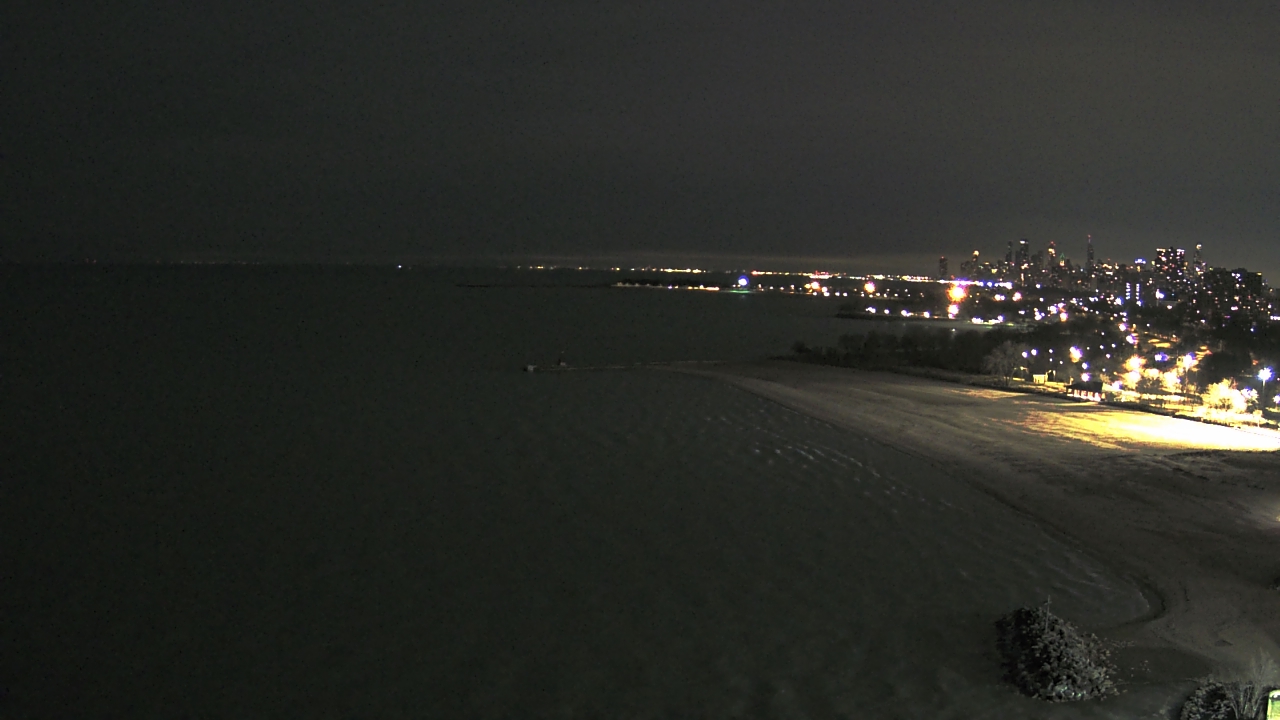Thumbnail for current weather camera view from Edgewater Beach in Chicago, Illinois