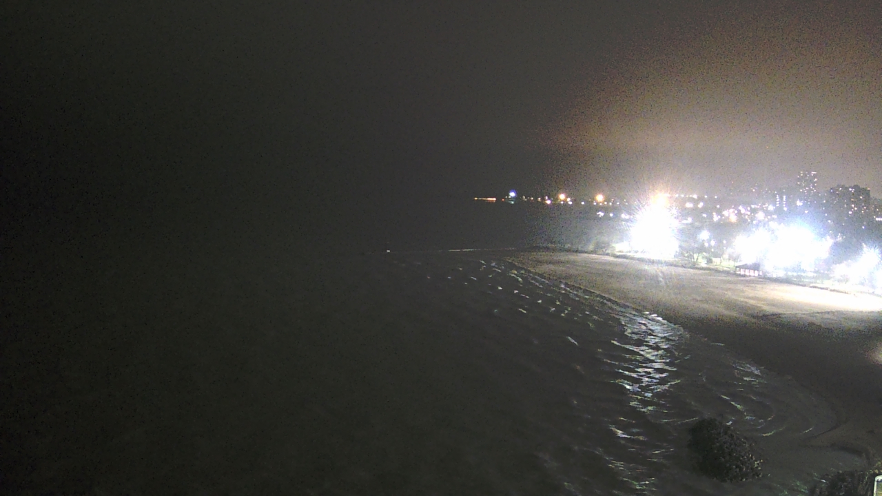 Thumbnail for current weather camera view from Edgewater Beach in Chicago, Illinois