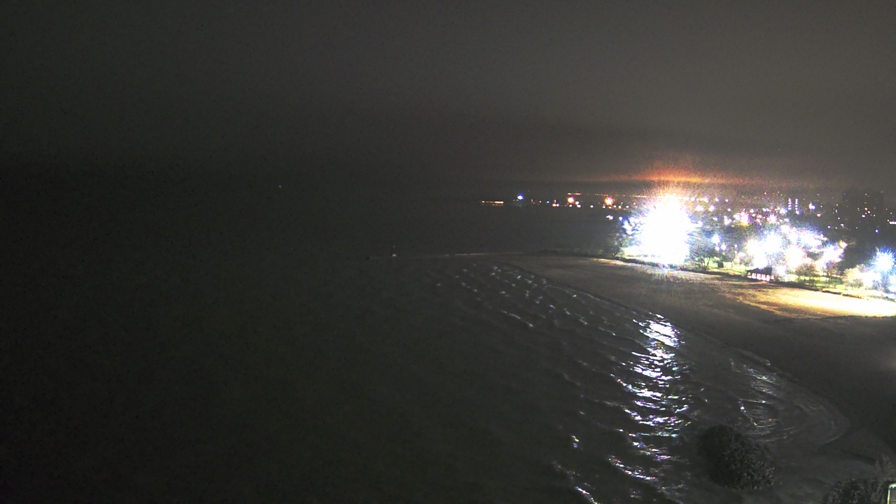 Thumbnail for current weather camera view from Edgewater Beach in Chicago, Illinois
