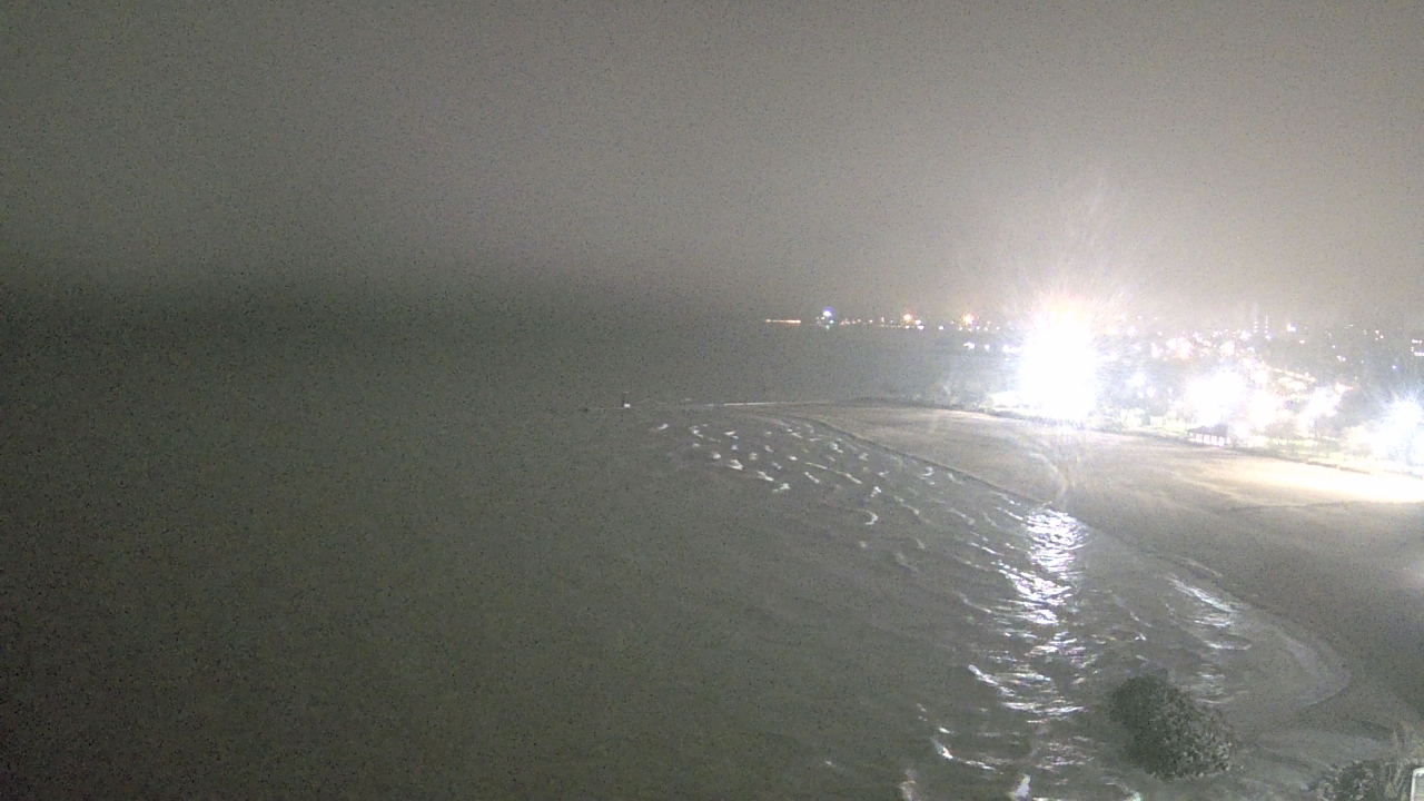 Thumbnail for current weather camera view from Edgewater Beach in Chicago, Illinois
