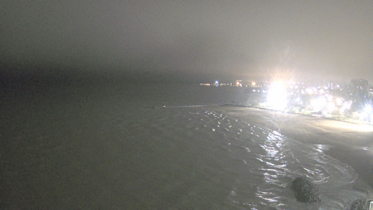 Thumbnail for current weather camera view from Edgewater Beach in Chicago, Illinois
