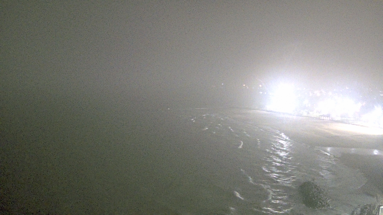 Thumbnail for current weather camera view from Edgewater Beach in Chicago, Illinois