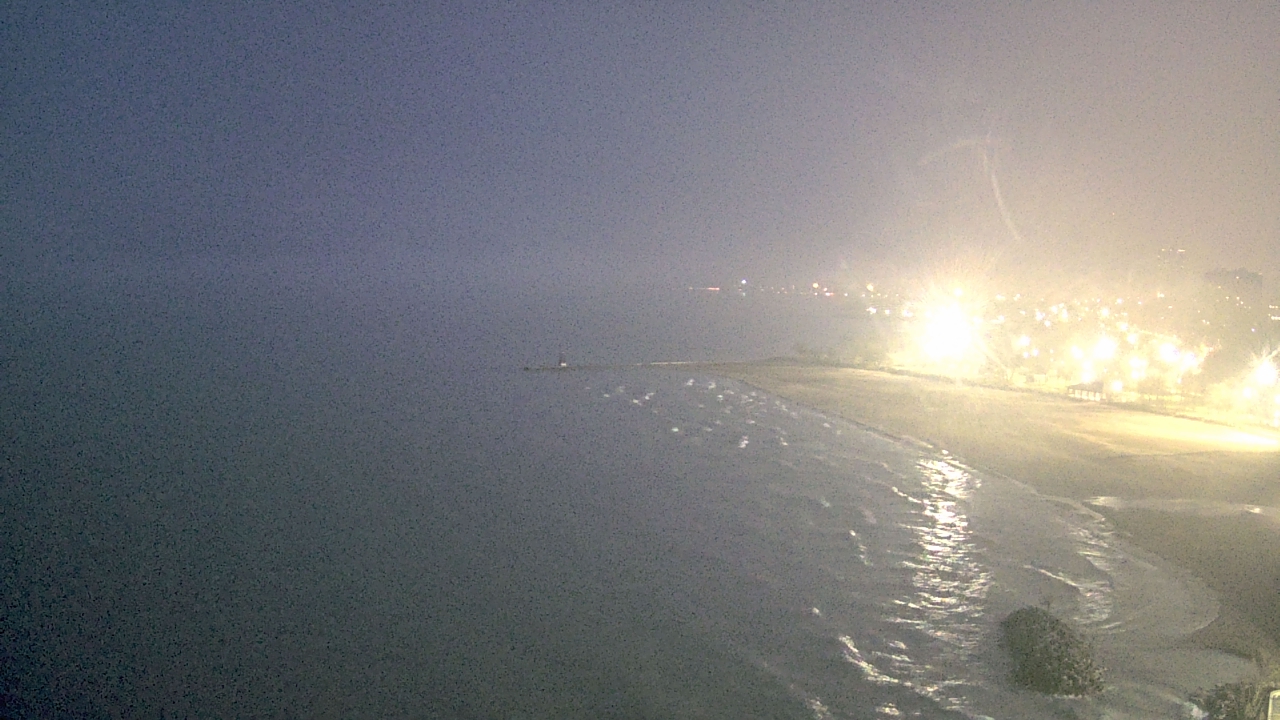 Thumbnail for current weather camera view from Edgewater Beach in Chicago, Illinois