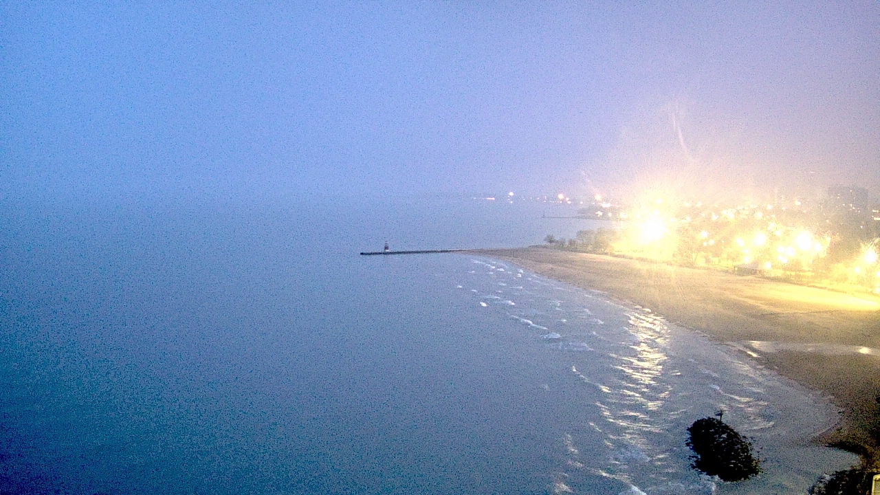 Thumbnail for current weather camera view from Edgewater Beach in Chicago, Illinois