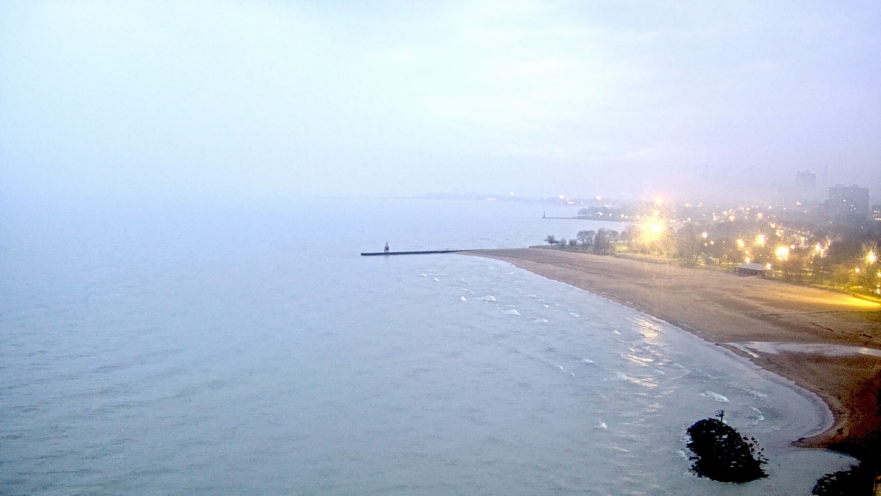 Thumbnail for current weather camera view from Edgewater Beach in Chicago, Illinois