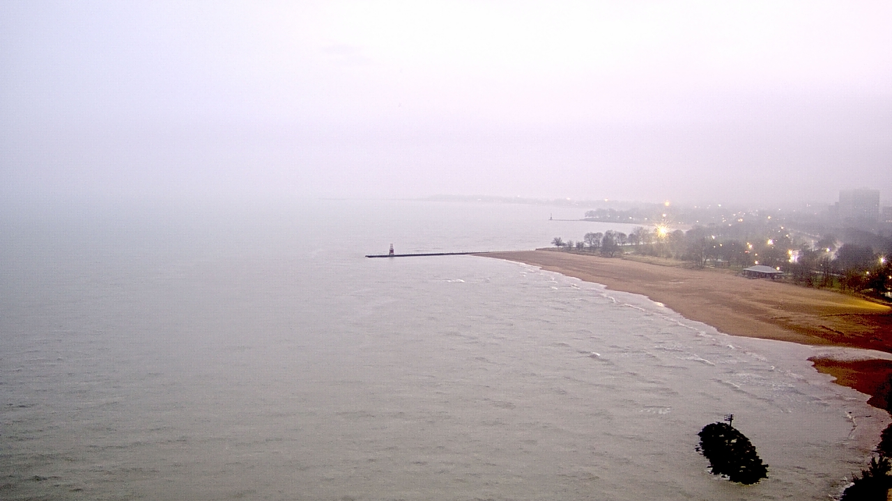 Thumbnail for current weather camera view from Edgewater Beach in Chicago, Illinois