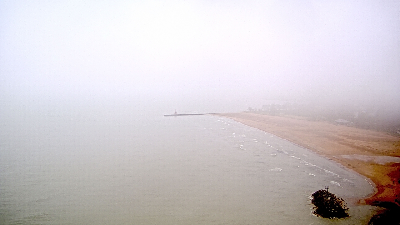 Thumbnail for current weather camera view from Edgewater Beach in Chicago, Illinois