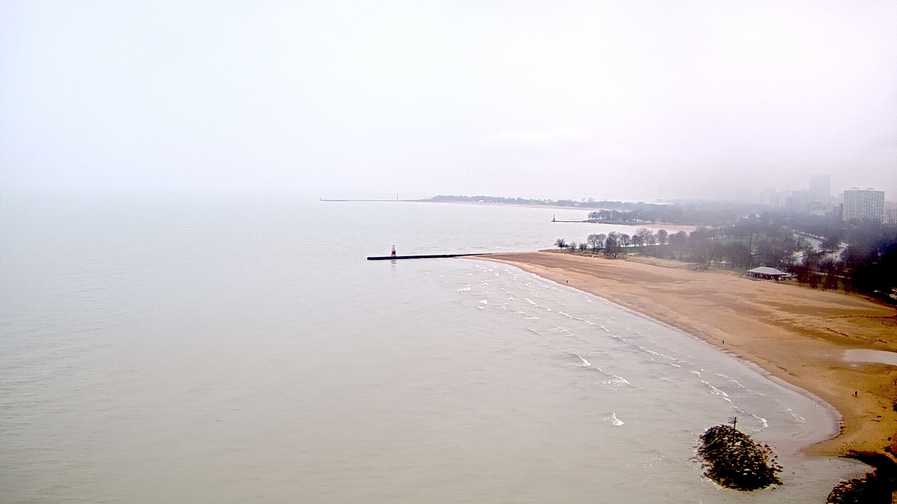 Thumbnail for current weather camera view from Edgewater Beach in Chicago, Illinois