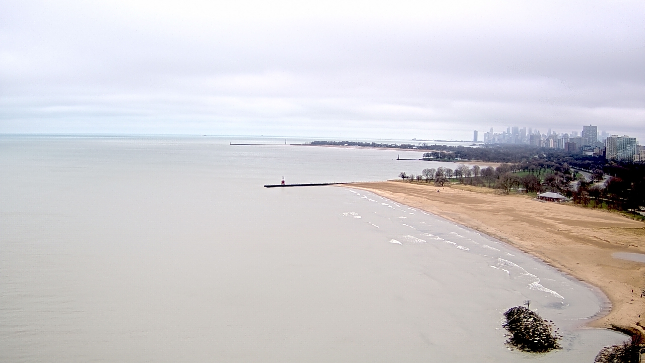 Thumbnail for current weather camera view from Edgewater Beach in Chicago, Illinois