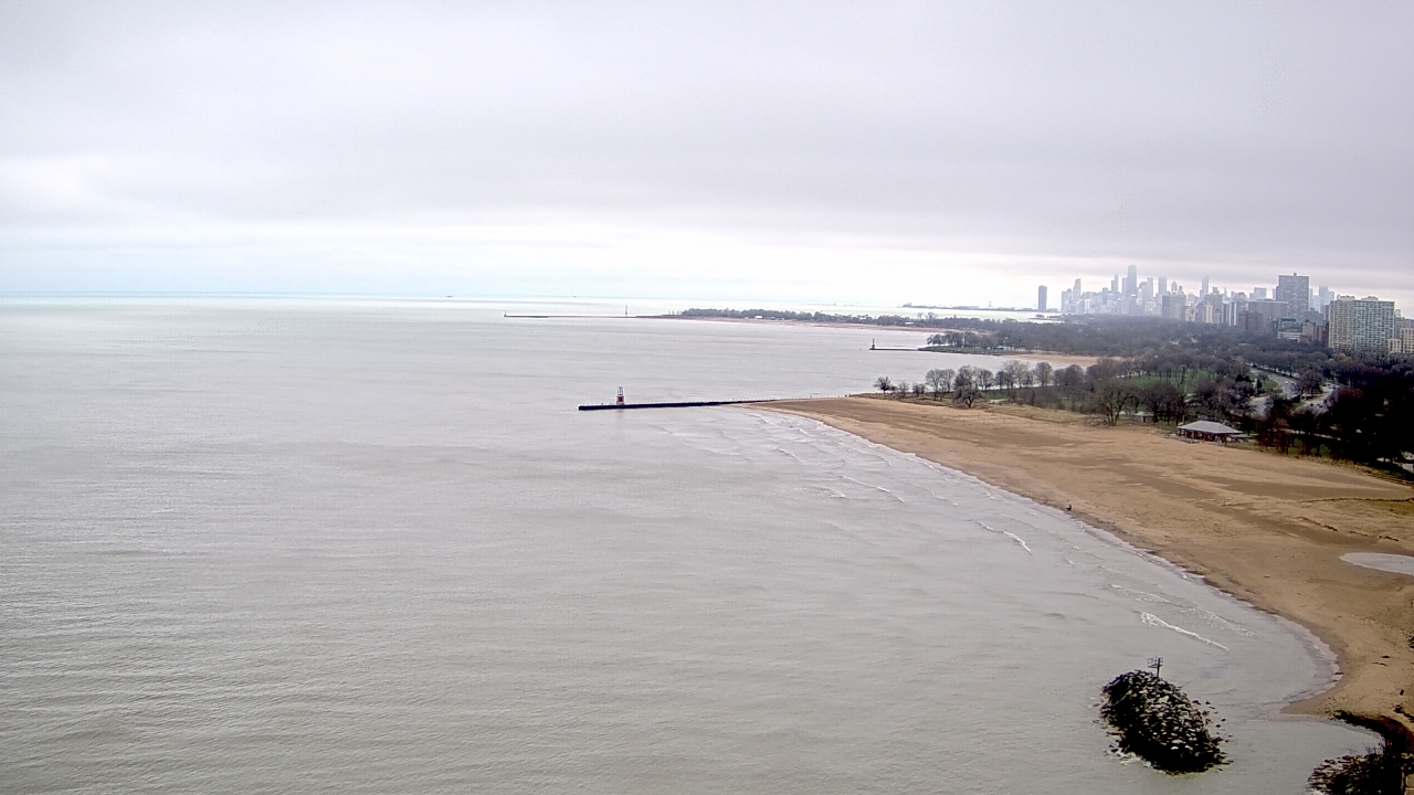 Thumbnail for current weather camera view from Edgewater Beach in Chicago, Illinois