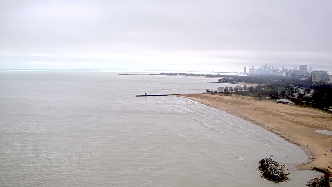 Thumbnail for current weather camera view from Edgewater Beach in Chicago, Illinois