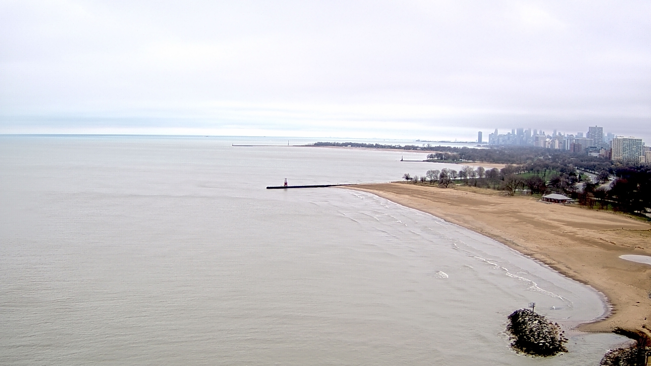 Thumbnail for current weather camera view from Edgewater Beach in Chicago, Illinois