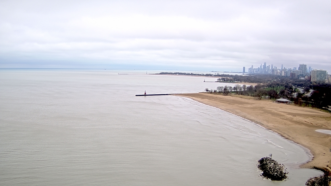 Thumbnail for current weather camera view from Edgewater Beach in Chicago, Illinois