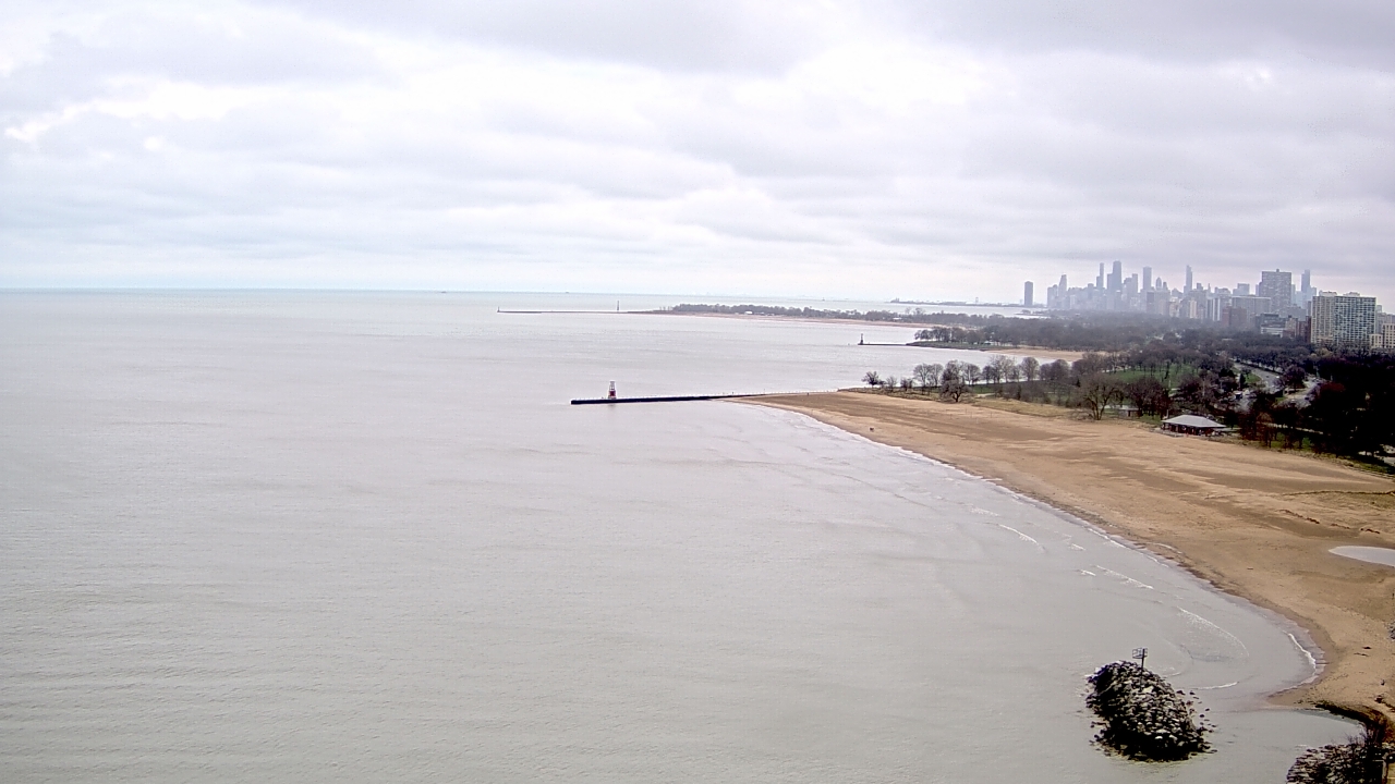 Thumbnail for current weather camera view from Edgewater Beach in Chicago, Illinois