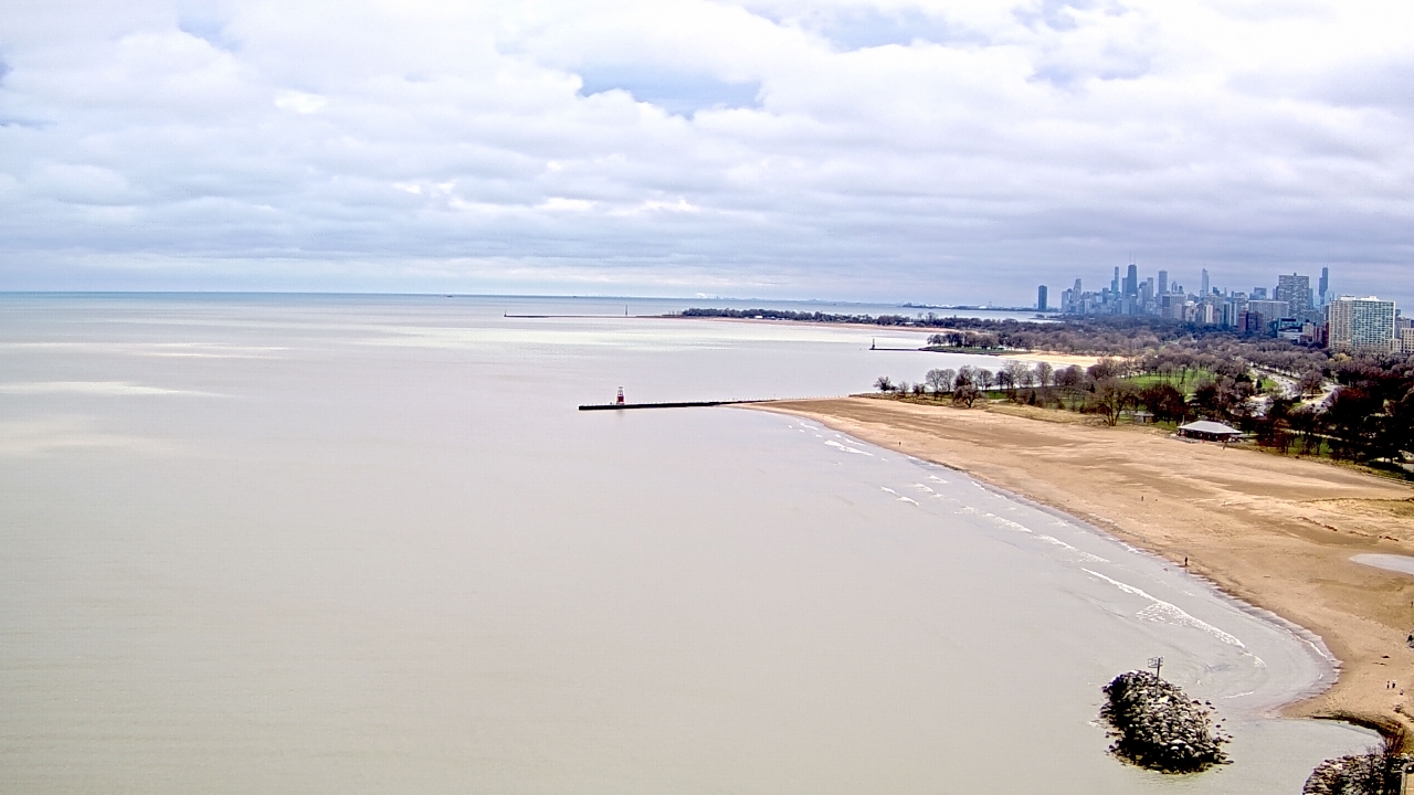 Thumbnail for current weather camera view from Edgewater Beach in Chicago, Illinois