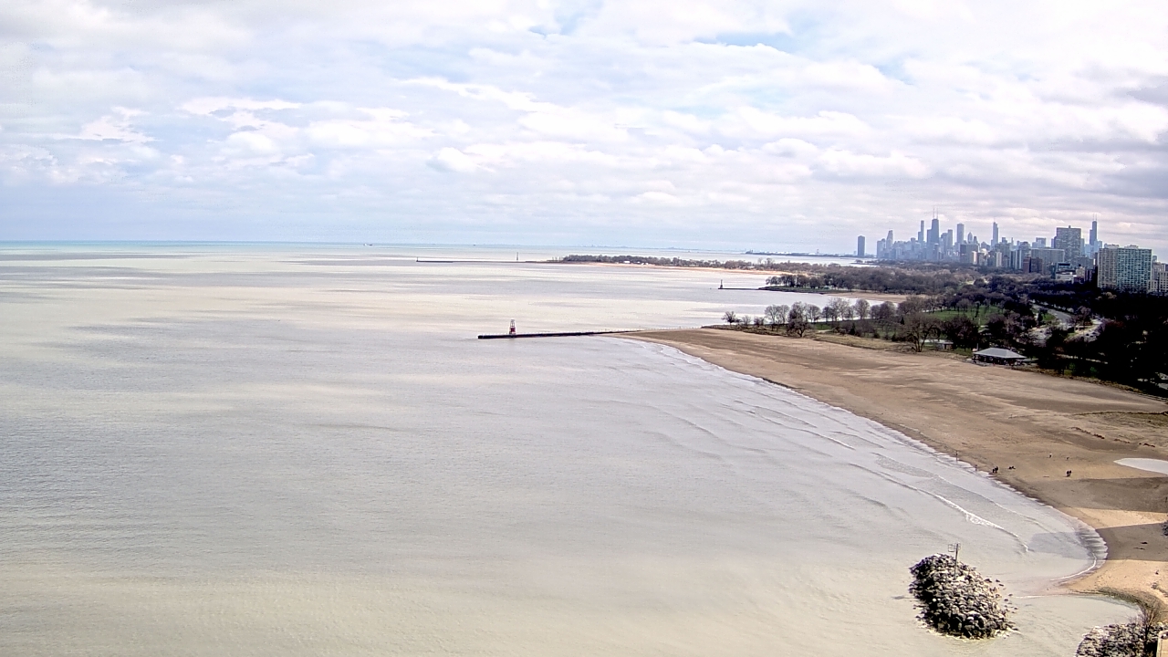 Thumbnail for current weather camera view from Edgewater Beach in Chicago, Illinois