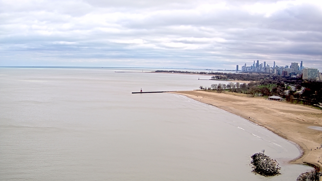 Thumbnail for current weather camera view from Edgewater Beach in Chicago, Illinois