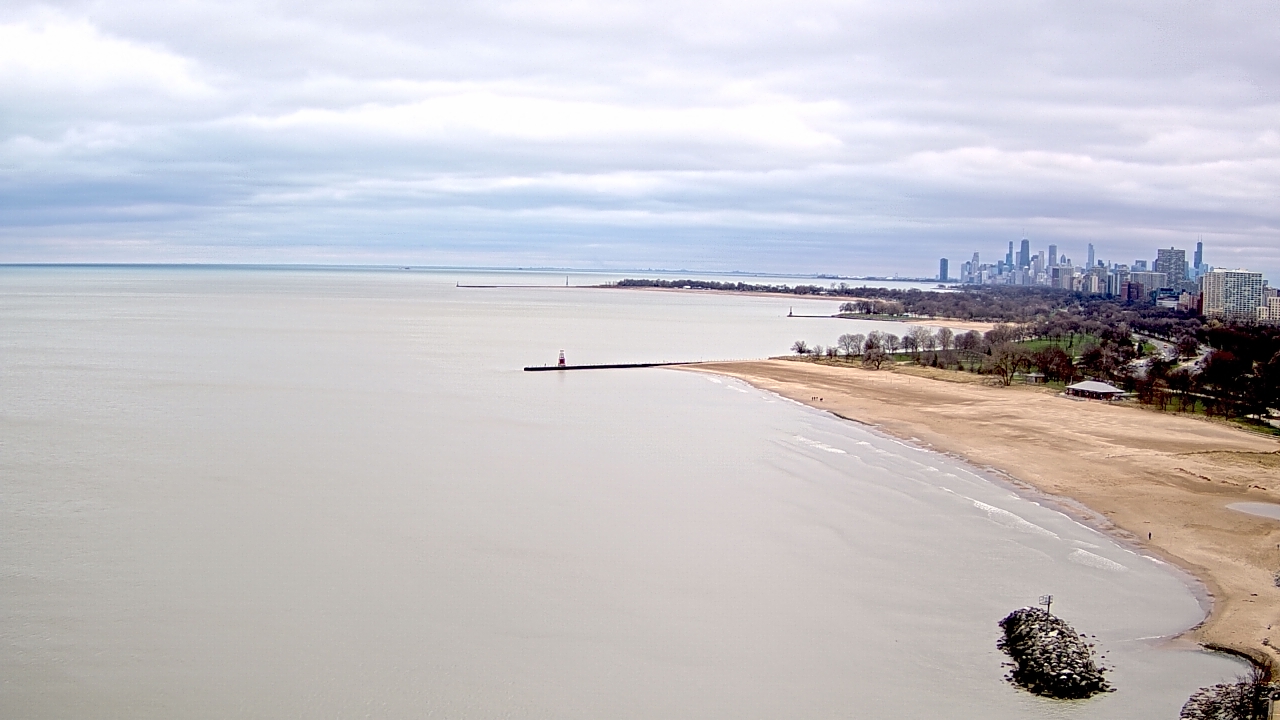 Thumbnail for current weather camera view from Edgewater Beach in Chicago, Illinois