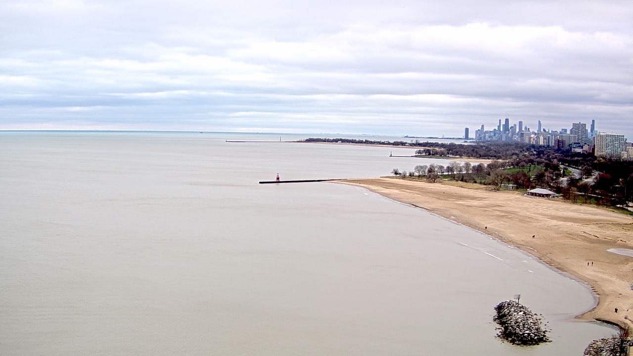 Thumbnail for current weather camera view from Edgewater Beach in Chicago, Illinois