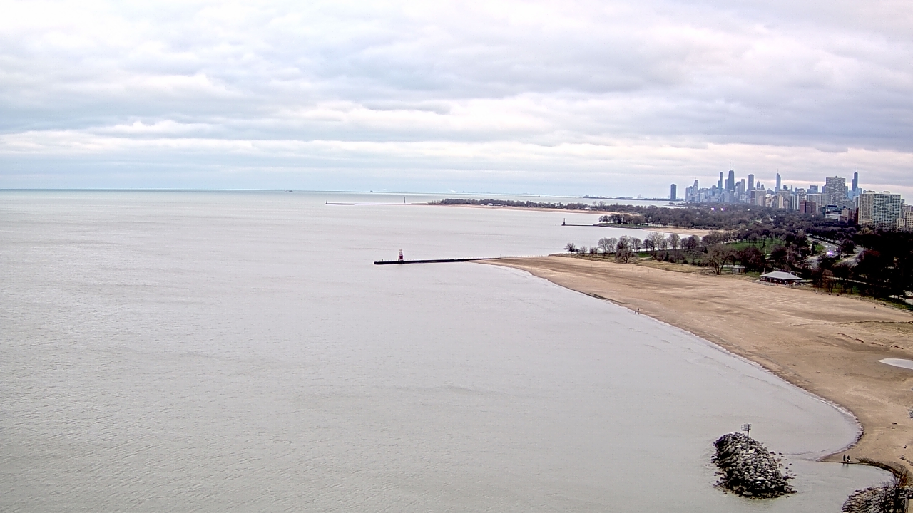 Thumbnail for current weather camera view from Edgewater Beach in Chicago, Illinois