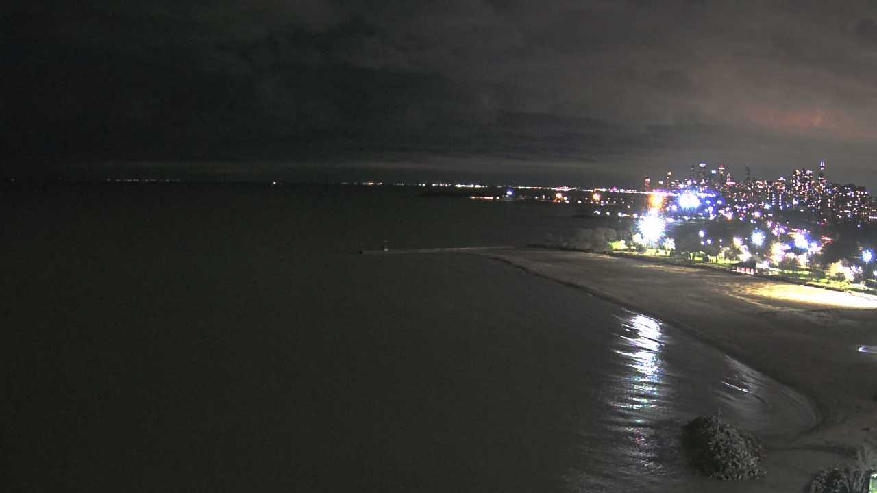 Thumbnail for current weather camera view from Edgewater Beach in Chicago, Illinois