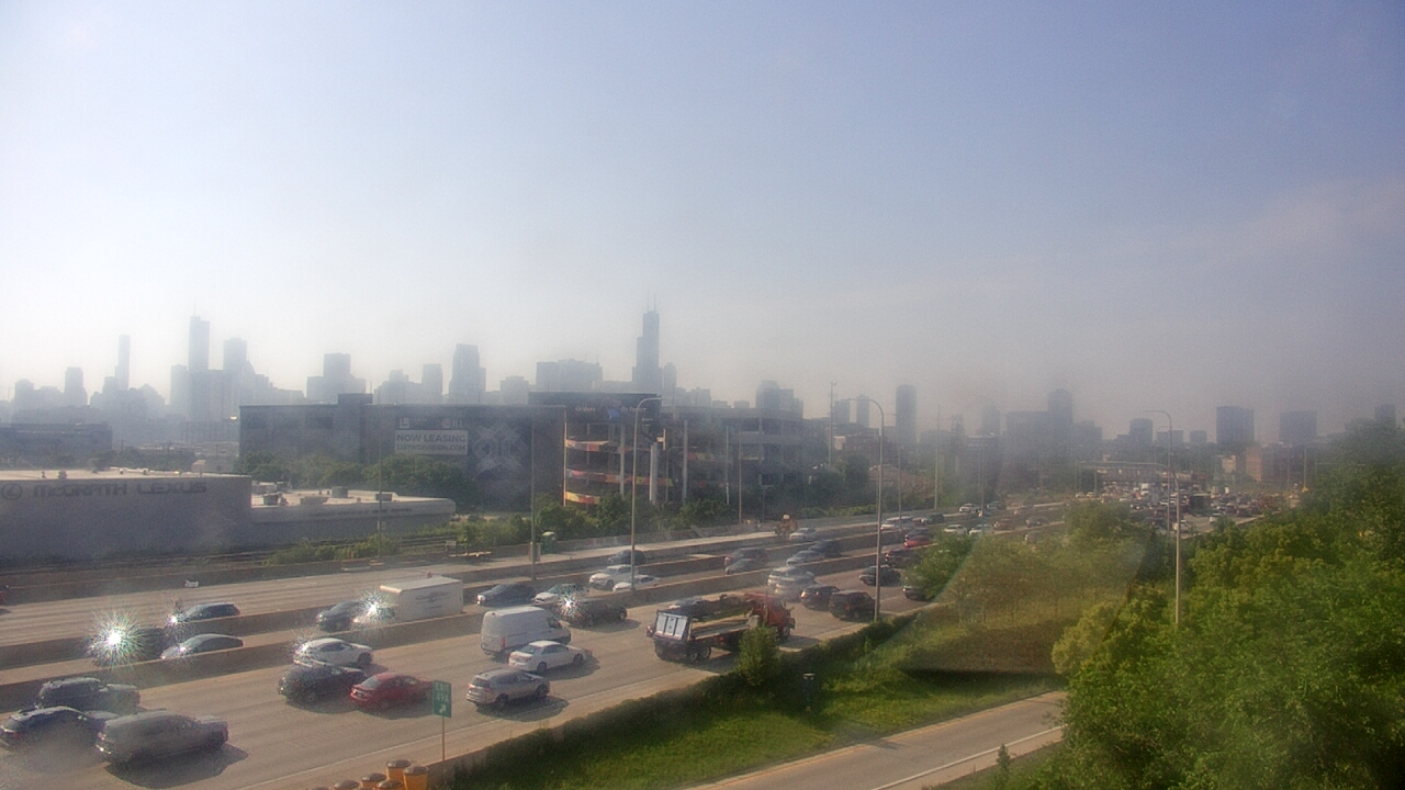 Thumbnail for current weather camera view from St Stanislaus Kostka School in Chicago, Illinois