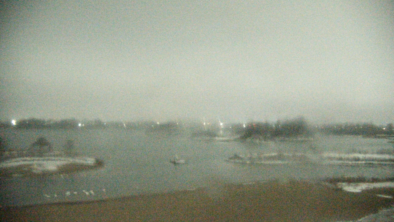 Thumbnail for current weather camera view from Three Oaks Recreation Area in Crystal Lake, Illinois