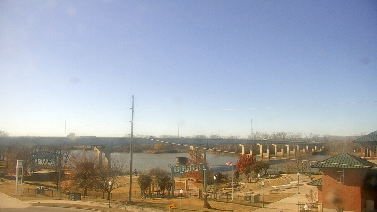 Thumbnail for current weather camera view from Miss Lauras in Fort Smith, Arkansas