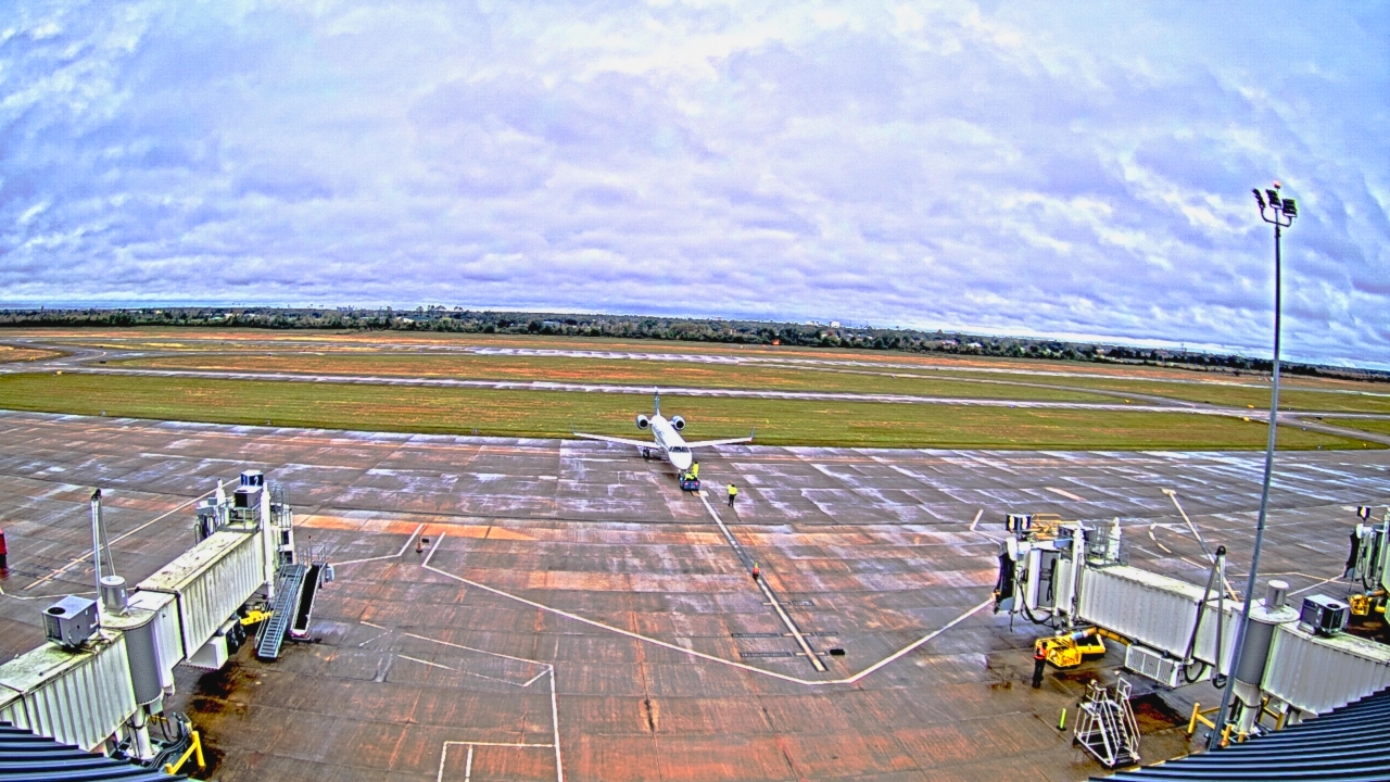 Thumbnail for current weather camera view from Lake Charles Rgnl Arpt terminal bldg in Lake Charles, Louisiana