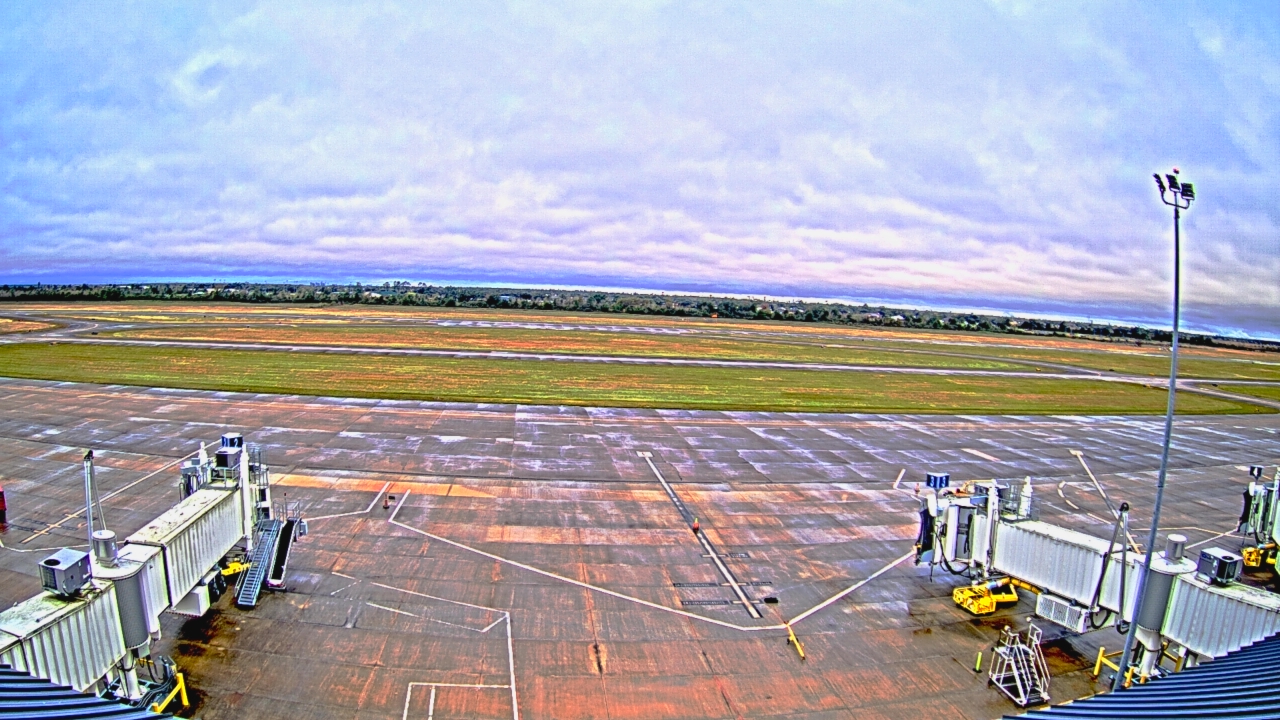 Thumbnail for current weather camera view from Lake Charles Rgnl Arpt terminal bldg in Lake Charles, Louisiana