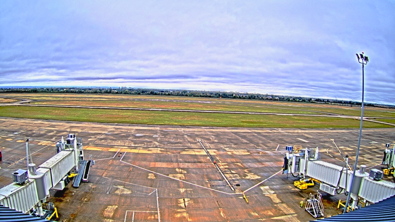 Thumbnail for current weather camera view from Lake Charles Rgnl Arpt terminal bldg in Lake Charles, Louisiana