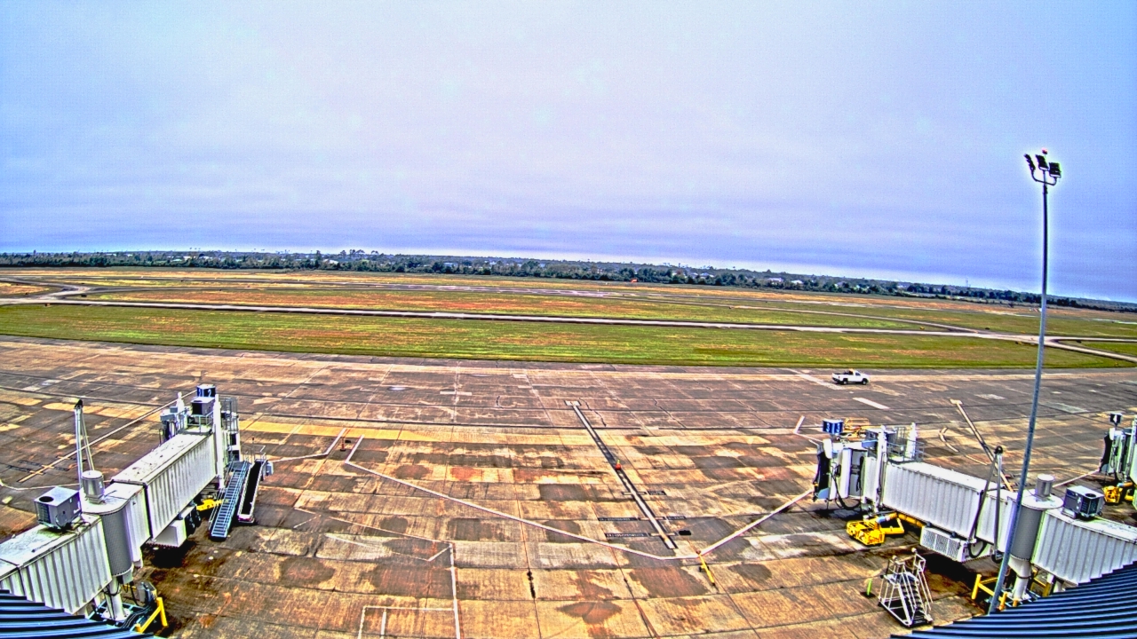 Thumbnail for current weather camera view from Lake Charles Rgnl Arpt terminal bldg in Lake Charles, Louisiana