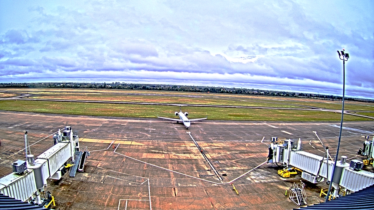 Thumbnail for current weather camera view from Lake Charles Rgnl Arpt terminal bldg in Lake Charles, Louisiana